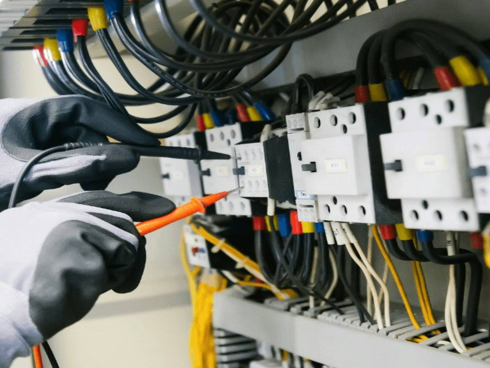 Électricien intervenant sur un tableau électrique